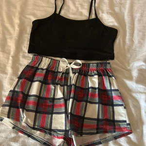 Jul pyjamas  - En söt jul pyjamas ganska använd. Vet dock inte storlek så man får fråga om bild på. 