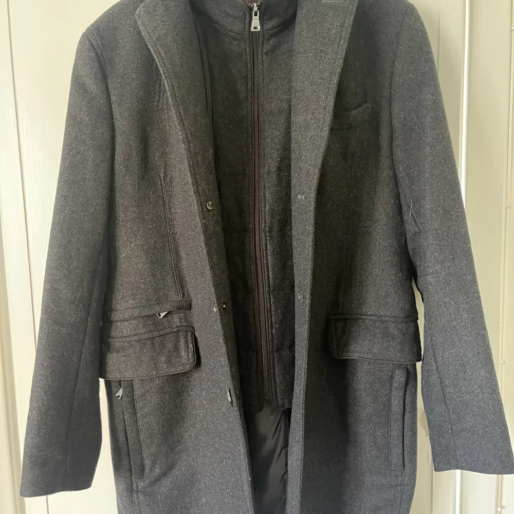 Classic wool Blend trench coat, designed by JERM BLACK.  Size:48 . Kostymer.