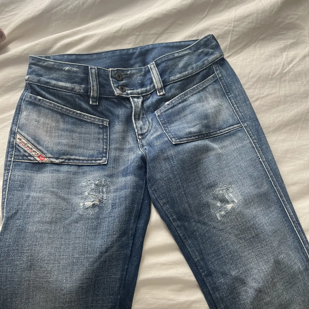 Säljer dessa jätte fina diesel jeans som är i bra skick! De är lågmidjade o bootcut!💞midjemåttet är ca 36/35cm tvärsöver och innerbennslängden är 76 (de är passar inte har ingen bild med de på). Jeans & Byxor.
