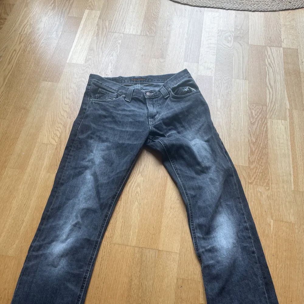 Lowwaist jeans som inte kommer till någon användning längre. Jeansen är raka i modellen och är i bra skick!❣️❣️. Jeans & Byxor.