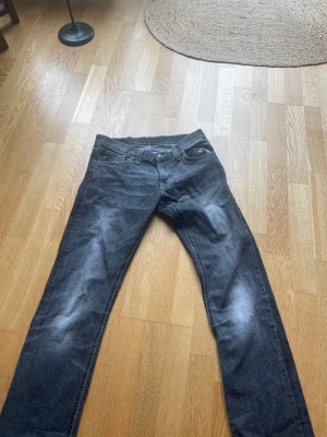 Lowwaist jeans - Lowwaist jeans som inte kommer till någon användning längre. Jeansen är raka i modellen och är i bra skick!❣️❣️