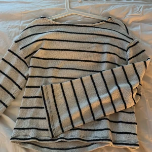 Randig stickad  - Randig stickad tröja från Hm❤️‍🔥 Säljer i beige och svart också❤️‍🔥