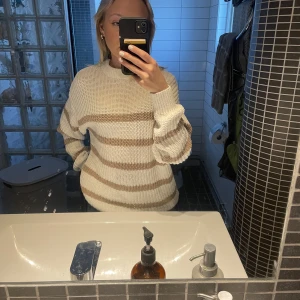 Stickad tröja - jättefin stickad tröja från leger 157, sällan använd. Storlek XS men den är lite större i storleken❤️