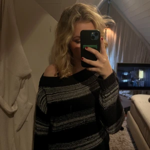 Tröja - Säljer denna tröja. Den är typ offsholder och lite croppad, så jag brukar ha något linne under ibland. Jag säljer denna för 250men jag kan tänka mig diskutera pris! Den har lite paljetter på och är mörkblå o vit randig typ, den är ochså typ ribbad/st