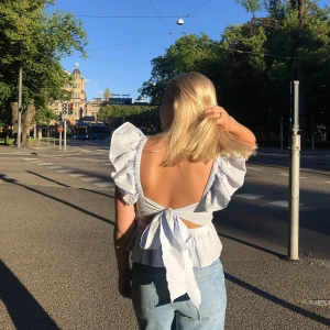 Ljusblå blus - Väldigt söt blus med fina detaljer. Använd ett flertal gånger och har gillat den supermycket, men den kommer inte till användning längre. Man kan justera hur tajt den ska sitta så passar både S och M!💞🤗