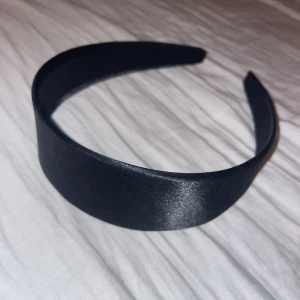 Svart hårband - Svart hårband. Knappt använd.