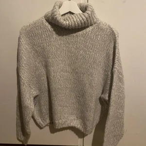 Polotröja  - Stickad polotröja, aldrig använd supersnygg🩷