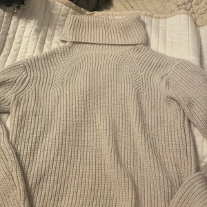 Stickad tröja  - En gosig stickad tröja som passar perfekt till hösten!💓