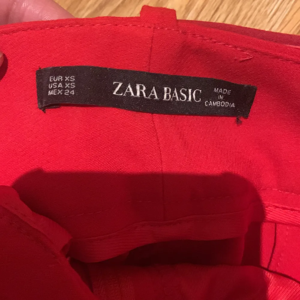 Zara kostymbyxor med skärp i nu skick Eleganta fina i nyskick Passar xs-s. Jeans & Byxor.