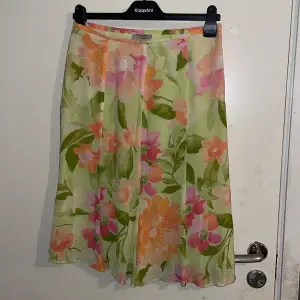 Blommig kjol från Studio Clasics Collection. Vet ej storlek men gissar på S. 