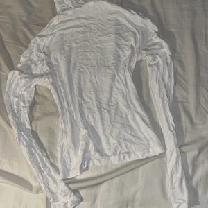 VIT TIGHT POLO - Vit tight polotröja från HM. Nopprig men det går att fixa med t.ex rakapparat. Perfekt nu till hösten!! Passar allt från xs-m. Kolla gärna resten av mina inlägg 🫶🏻🫶🏻❤️