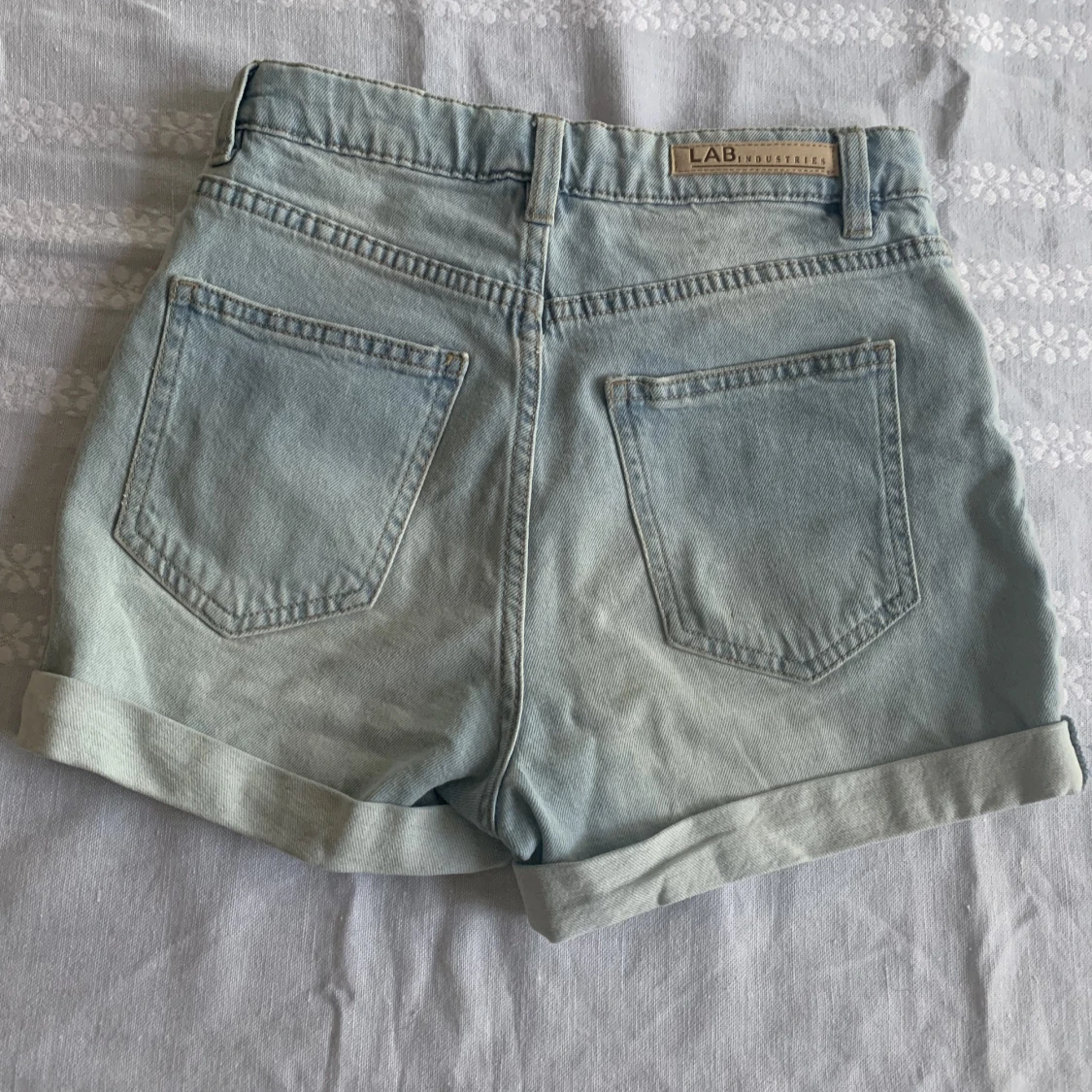 Ljusblå shorts - 90