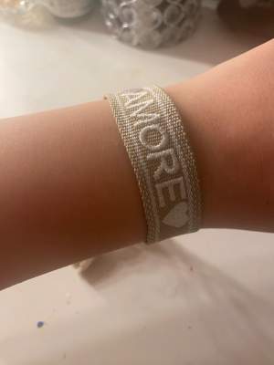 Hej! Säljer detta jättefina armbandet då de inte kommer till användning, använt få tal gånger. Sälj för 13kr + 12kr frakt. Går att justera så de passar alla. Kontakta mig om du är intresserad🪩🩷🙌😍