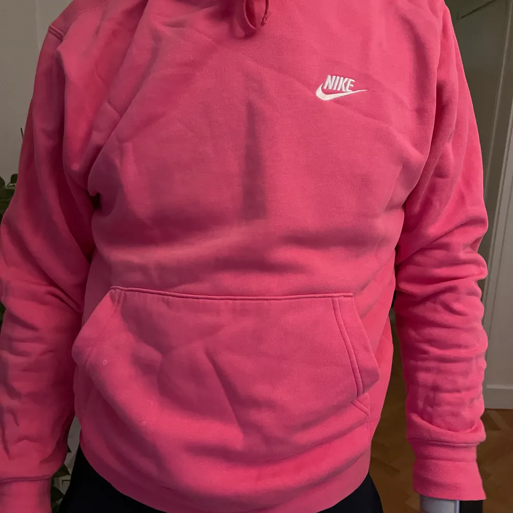Rosa Nike hoodie som är sparsamt använd i storlek M man. Inköpt på Zalando för nypris 749 kr. Hoodies.