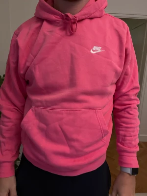 Rosa Nike hoodie - Rosa Nike hoodie som är sparsamt använd i storlek M man. Inköpt på Zalando för nypris 749 kr