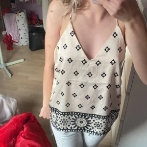 Topp  - Super snygg fest topp som är i nyskick aldrig använd 🥰 skicka för fler bilder 