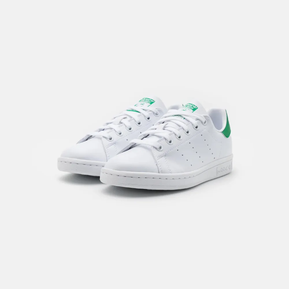 Säljer nu dessa Stan Smith sneakers som endast är använda fåtal gånger! Passar storlek 37💋nypriset är 1200kr! Gröna!✨🤩. Skor.