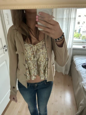 Busnel kofta - Jättesnygg busnel kofta som var köp på sellpy🙌 tröjan har lite defekter på baksidan som man kan se på 3 bilden, men de syns inte tydligt!