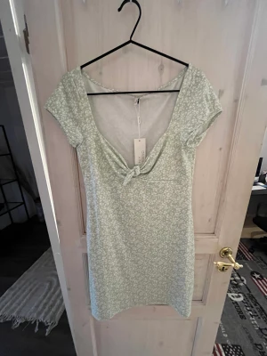 Oanvänd klänning från nelly - Super söt klänning från nelly med lapp kvar. 