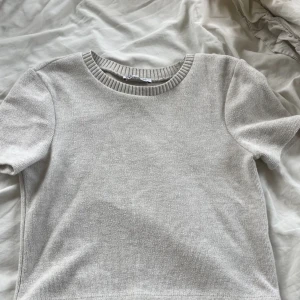 Vit stickad Tshirt  - Vit stickad Tshirt från zara i bra skick💞