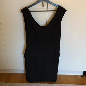 Klänning - Svart klänning från reserved i storlek 40. Nästan aldrig använd. 