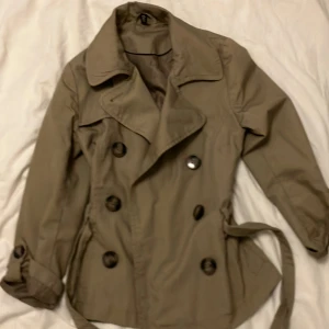 Höst/Vårjscka  - En Vintage trekvarts jacka från HM, storlek 34. Endast använt fåtal gånger (köparen står för frakten)