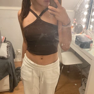 Brunt linne - Brunt linne från Gina tricot🩷 använd några få gånger säljer pågrund av att den inte används så mycket längre❤️ orginalpris 79 kr pris kan diskuteras 💕