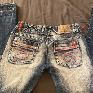 kattiga crazy age jeans - säljer mina jätte snygga crazy age jeans då dom är för små, skriv om ni vill ha midjemått mm❤️ passar de som vanligtvis har xs eller som har korta ben. använd gärna köp nu men skriv innan❤️