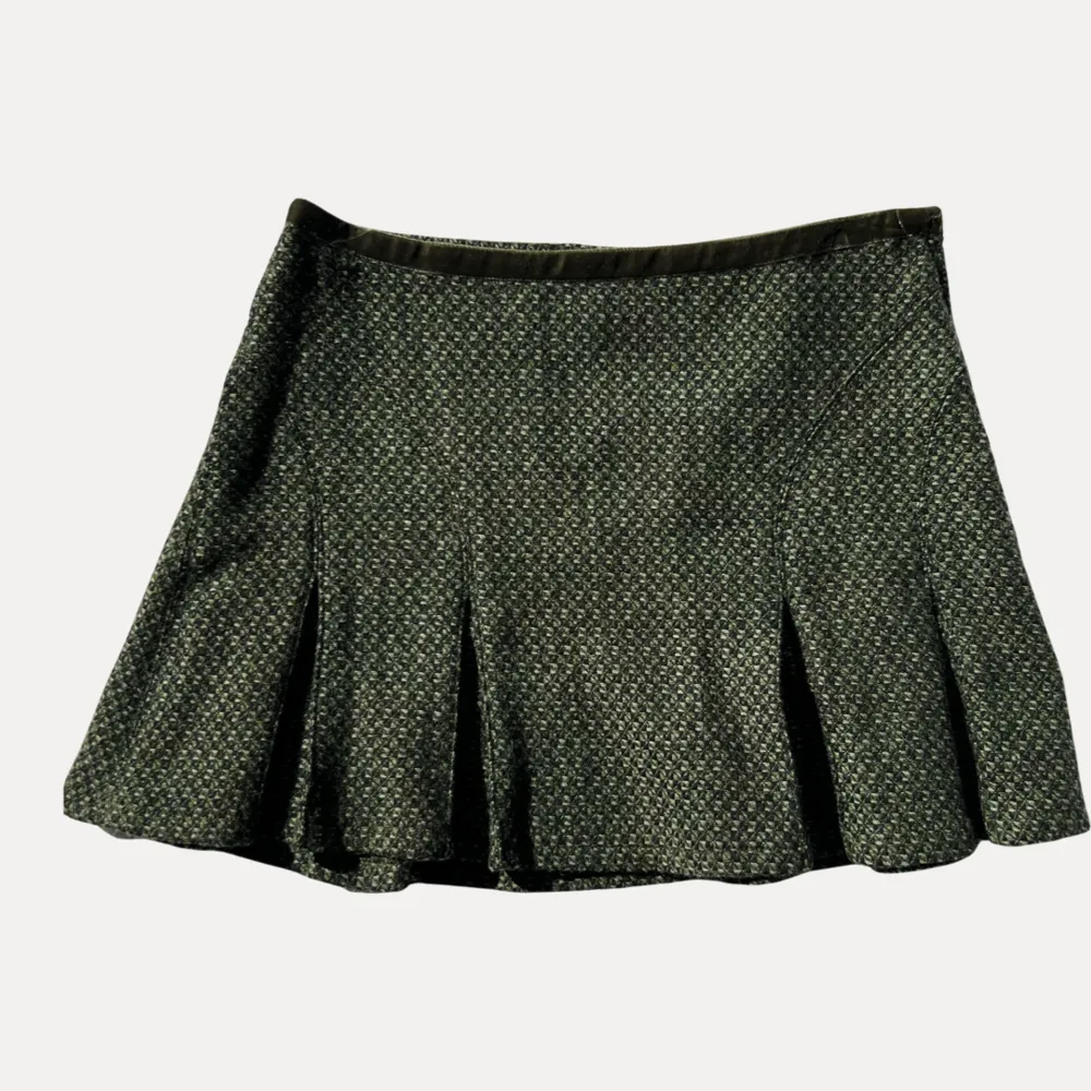 School girl vibes 🖤. Världens sötaste liten kjol. Hittade i mammas garderob, hon sa att hon köpte den från bikbok tidigt 2000-tal 🥹. Kjolar.