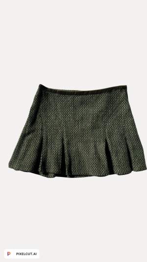School girl vibes 🖤. Världens sötaste liten kjol. Hittade i mammas garderob, hon sa att hon köpte den från bikbok tidigt 2000-tal 🥹