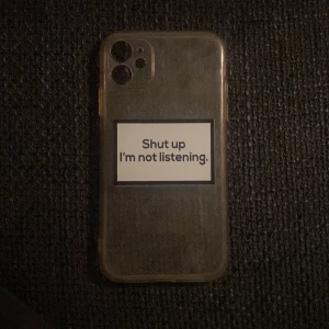 Mobilskal - Säljer detta mobilskal för iPhone 11! Kostar endast 15kr plus frkat! (Tvättas innan leverans) har gulnat lite! 