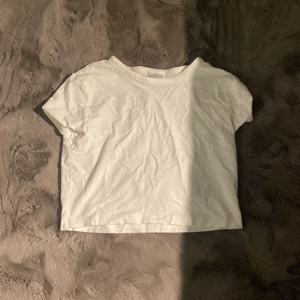 Kroppad t-shirt, är storlek L men funkar för folk med M och S, skrynklorna kan man fixa med ett strykjärn 🤗 pris går alltid att diskutera . T-shirts.