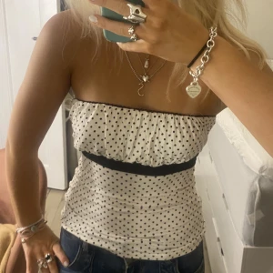 Super super söt bandeu topp - Säljer denna as as söta prickiga bandeu topp med rosett 🎀 🎀