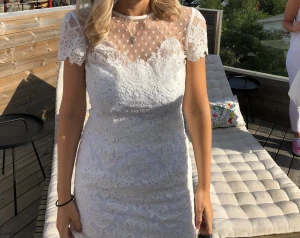 Ida Sjöstedt Paris Dress - Oanvänd klänning från Ida Sjöstedt, prislapp sitter kvar. Nypris 2.200. Väldigt liten i storleken, denna passar en M. Perfekt till studenten!  Jag hade en lika dan på studenten men i en annan storlek, därav säljs denna oanvänd.