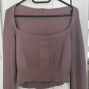 Stickad topp - Supersöt stickad topp, aldrig använd