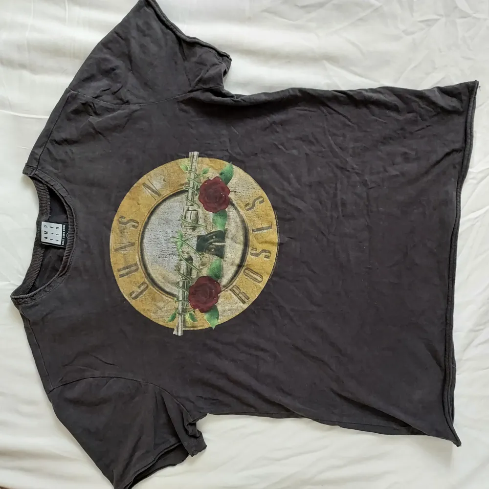Bandtröja i vintage-stuk med Guns N Roses på. Storlek S. Eventuell frakt betalas av köparen 🖤. T-shirts.