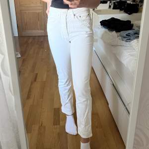 Vita jeans från twist & tango. Medelhög midja, raka ben. Använda fåtal gånger, mycket bra skick. Storleken är 27, passar XS/S. Säljer pga för små.  Pris kan diskuteras.