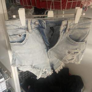 Mid waist Jeans shorts från divided för några år sedan, bra skick💙 Kom privat för fler bilder/frågor