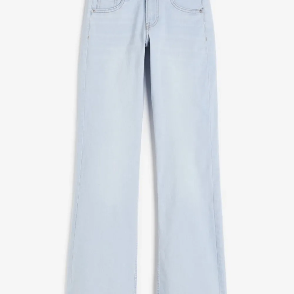 Säljer dem här jätte snygga low waist bootcut jeansen från HM, Köpta men aldrig använda och passar perfekt i längden på mig som är 162!💗. Jeans & Byxor.