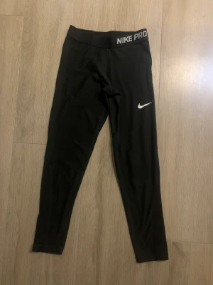 Nike leggings  - Dessa är en barn L, 12-13 år, men skulle säga att de passar en xs, loggan har spruckit och de har ett hål, annars är de i relativt okej skick. Då de är slitna ger jag i princip bort dem! Kom med prisförslag💕De är i längd 146-156 tror jag