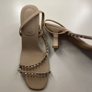 Klackskor  - Säljer mina klackar som jag hade på balen i nian 🥲💞endast använda en gång, klackhöjd ca 5 cm, bekväma!! Inget problem att gå i dem. Fåtal stenar har trillat av (se bild)kan mötas upp i centrala gbg eftersom de är ganska ömtåliga❤️✨ men fraktar även 💕🙏🏼