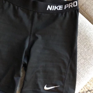 Nike pro shorts  - Träningsshorts i använt men fortfarande fint skick i strl s🖤