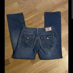 lågmidjade True religion jeans i modellen billy, för korta på mig som e 170,  39 midjemått, innerbensmått 72, total längd 96
