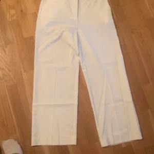 Vit kostymbyxa - Vita kostymbyxor som endast använts 1 gång! Inga defekter😊. Passar perfekt till studenten och annat! Har Inge användning för de längre då jag har andra liknande😊