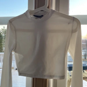 Vit tröja - Säljer en vit långärmad tröja! Bra skick