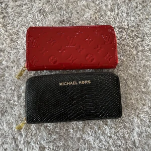 plånböcker - Säljer 2st plånböcker, 60kr för båda 40kr st💞