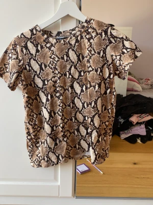 Snake skin T-shirt  - Orm skins T-shirt sparsamt använd