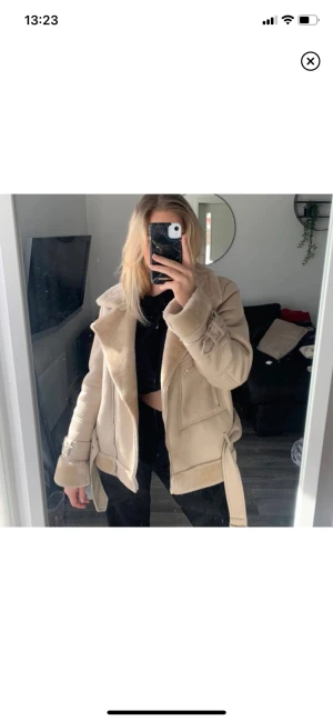 Oversized jacka - Säljer denna snygga pilotjacka från missguided! Säljer pågrund av att den inte kommer till användning! Storlek M och använd ett fåtal gånger!⚡️