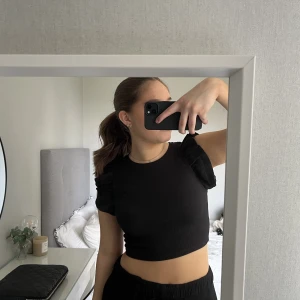 Zara topp - Topp från zara med volanger på ärmarna! Storlek S och använd fåtal gånger!