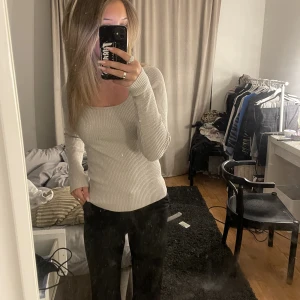 Glittrig topp - Säljer en superfin långärmad topp som är glittrig! Lappen sitter kvar och aldrig använd. Super stretchig så passar även S 